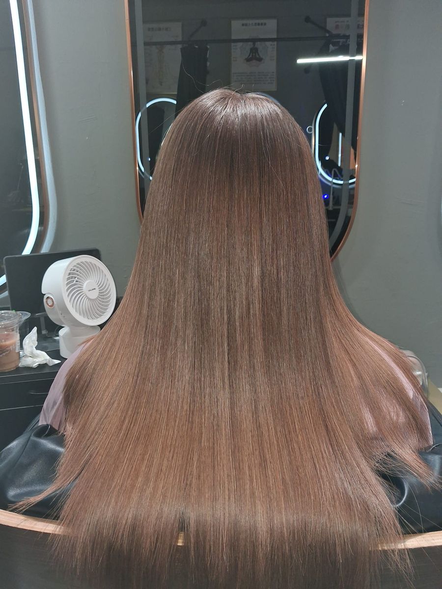 Straight light-brown hair with a sleek, even finish after keratin