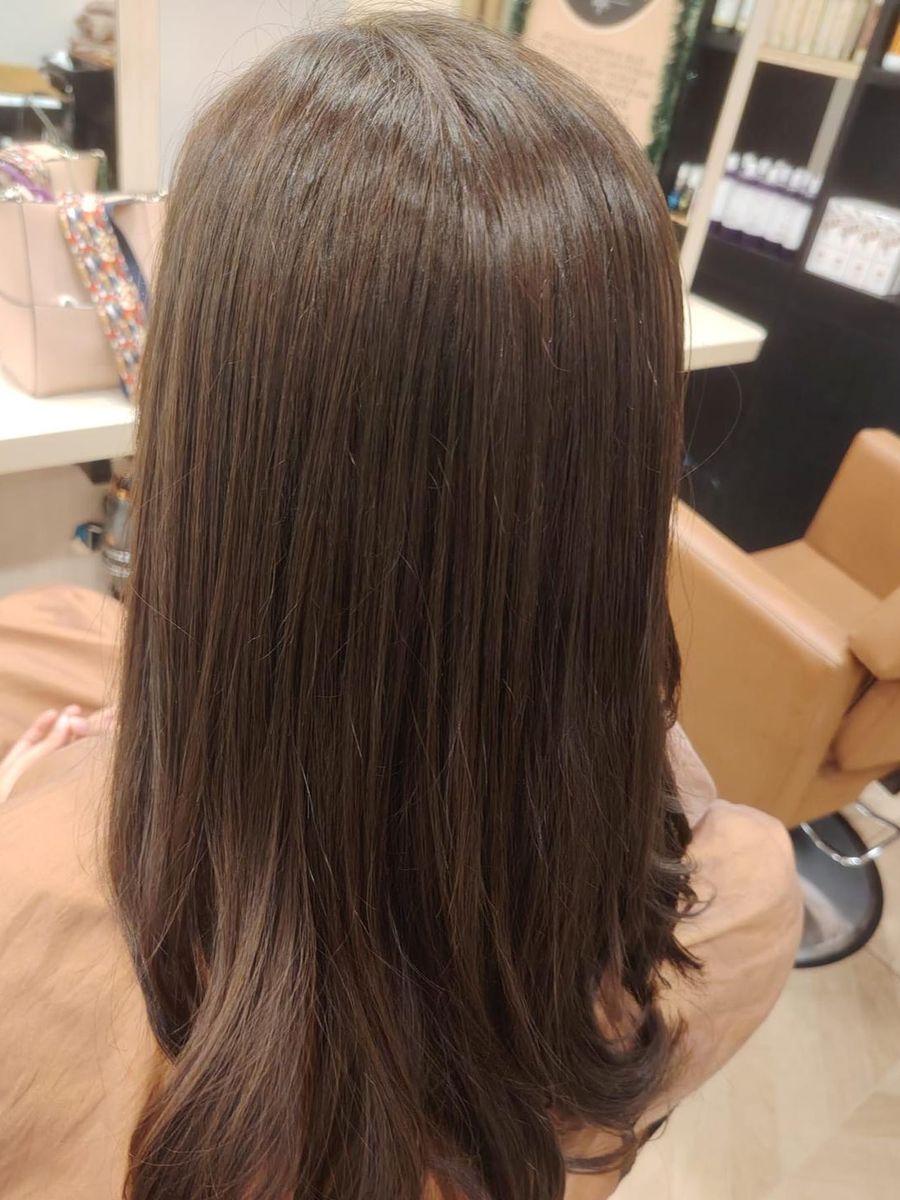 Smooth brunette hair with soft natural waves at the ends after keratin